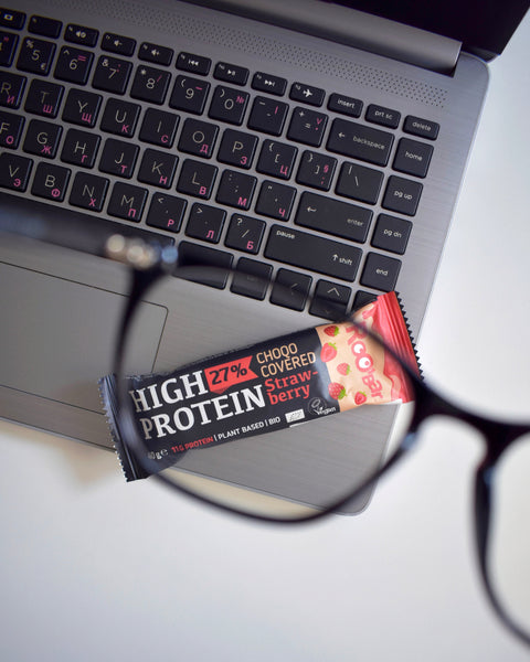 BIO wysokobiałkowy baton w różowej czekoladzie z truskawkami