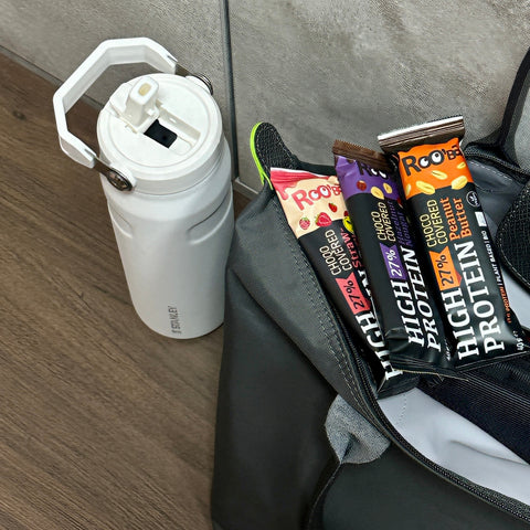 BIO wysokobiałkowy baton w różowej czekoladzie z truskawkami