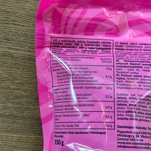 Nacięte prażone solone orzechy makadamia